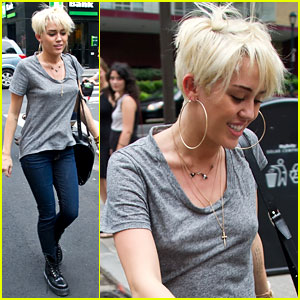 miley-cyrus-backless-tee-in-philly