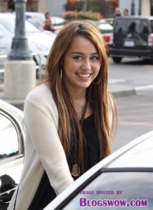 miley-smiley-forever-miley-cyrus-12666938-500-688.jpg