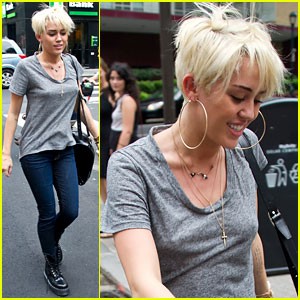 miley-cyrus-backless-tee-in-philly.jpg